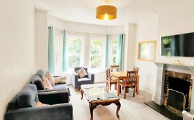 Flat-B, 4 Adults, 20 Mins To Beach, Netflix, Wifi, Sleeps 4 Adults