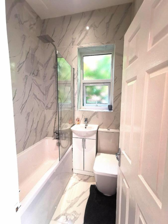 Flat-B, 4 Adults, 20 Mins To Beach, Netflix, Wifi, Sleeps 4 Adults Bournemouth Exterior photo